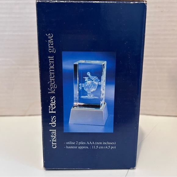 Lighted engraved holiday crystal - ICE SKATING SANTA - Picture 6 of 9